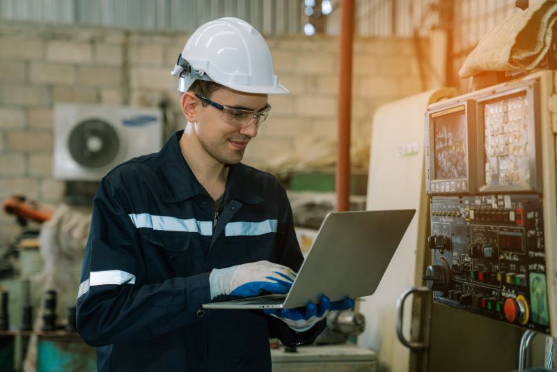 manutenção de máquinas​; manutenção de ensacadeiras: técnico de manutenção fazendo diagnóstico em máquina industrial